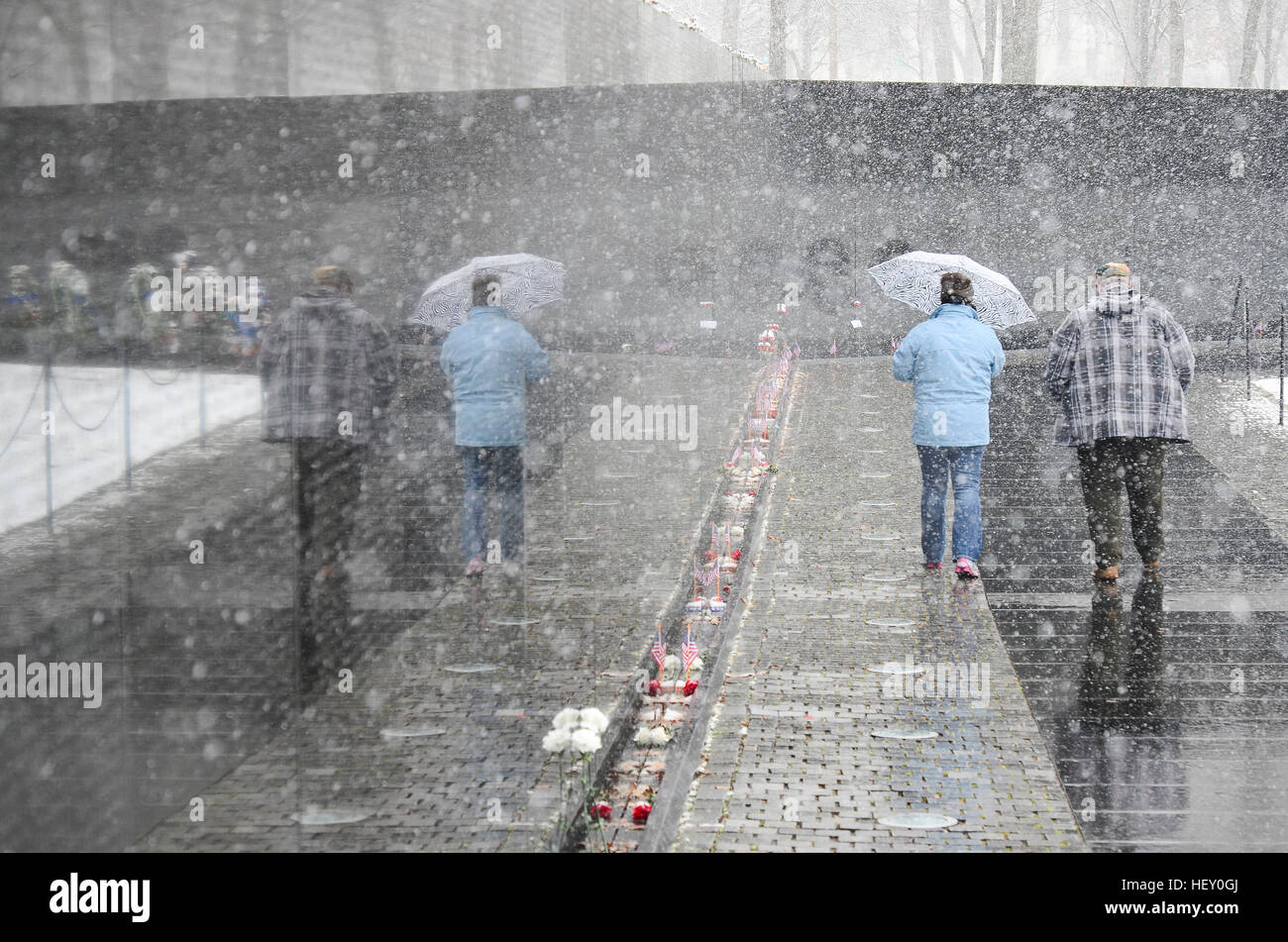 La neve sfumata la linea tra il reale e la riflessione. Foto Stock