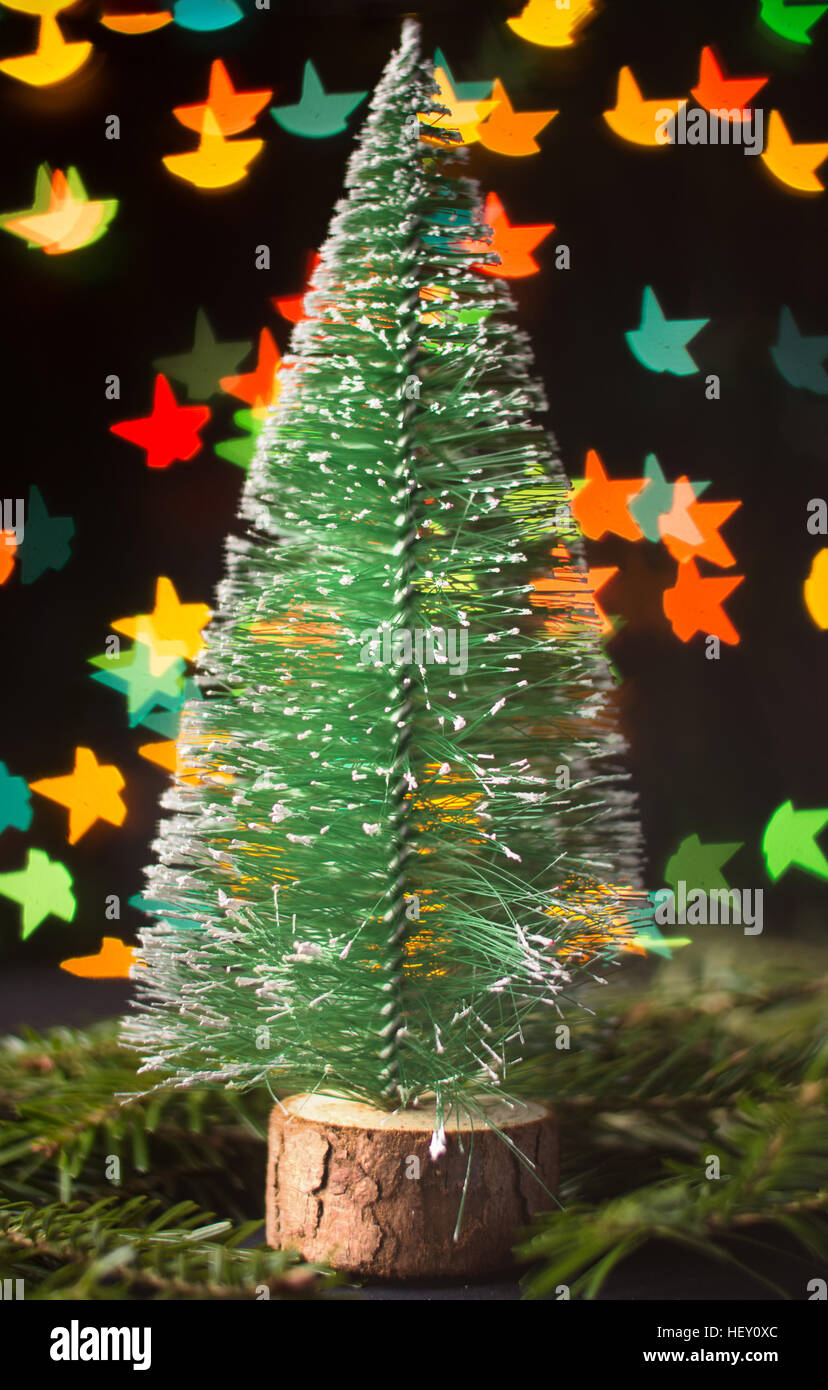 Piccolo albero di Natale con Stella bokeh di fondo sagomata Foto Stock