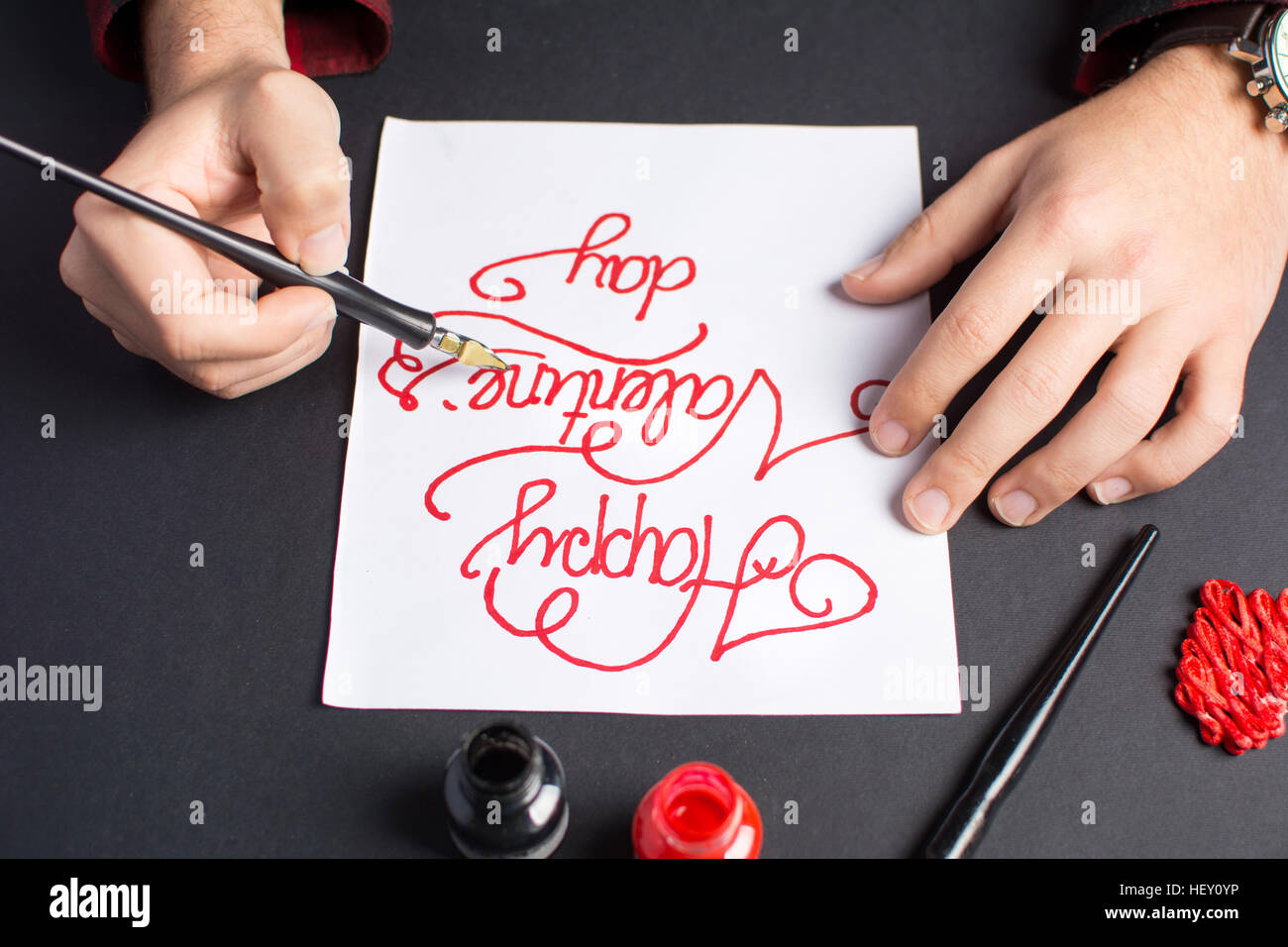 Mani maschio scrivendo un il giorno di San Valentino card calligraphy Foto Stock