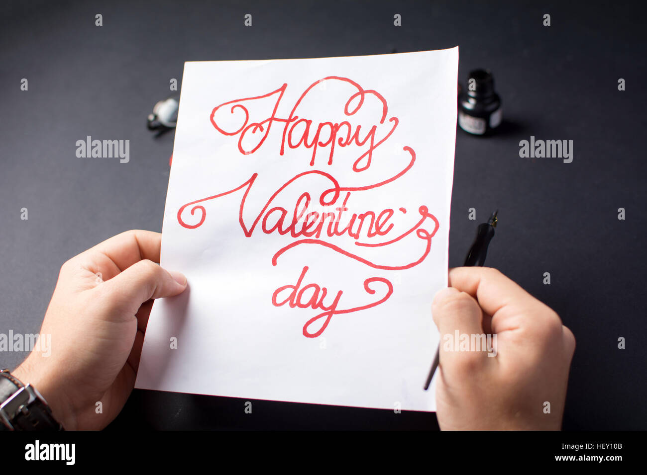 Uomo di scrivere un giorno di San Valentino card calligraphy Foto Stock