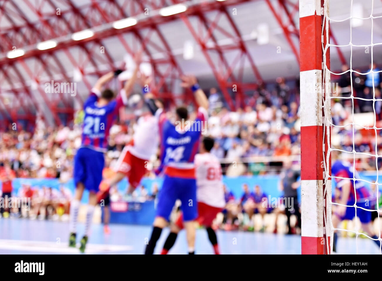 Pallamano partita non focalizzato in scena con goalpost e giocatori in background Foto Stock Pallamano partita non focalizzato in scena con goalpost e giocatori in background Foto Stock