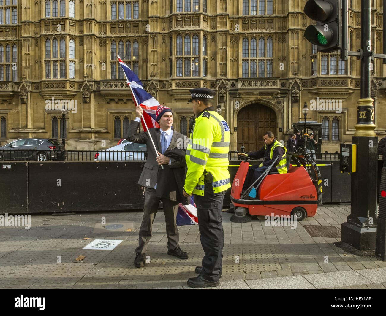Pro Brexit sostenitori raccogliere nella parte anteriore del case del Parlamento allo scopo di protestare contro il loro scontento per le incertezze circa la Brexit. Essi hanno anche rilasciato un avvertimento al Primo Ministro. Dotato di: atmosfera dove: Londra, Regno Unito quando: 23 Foto Stock