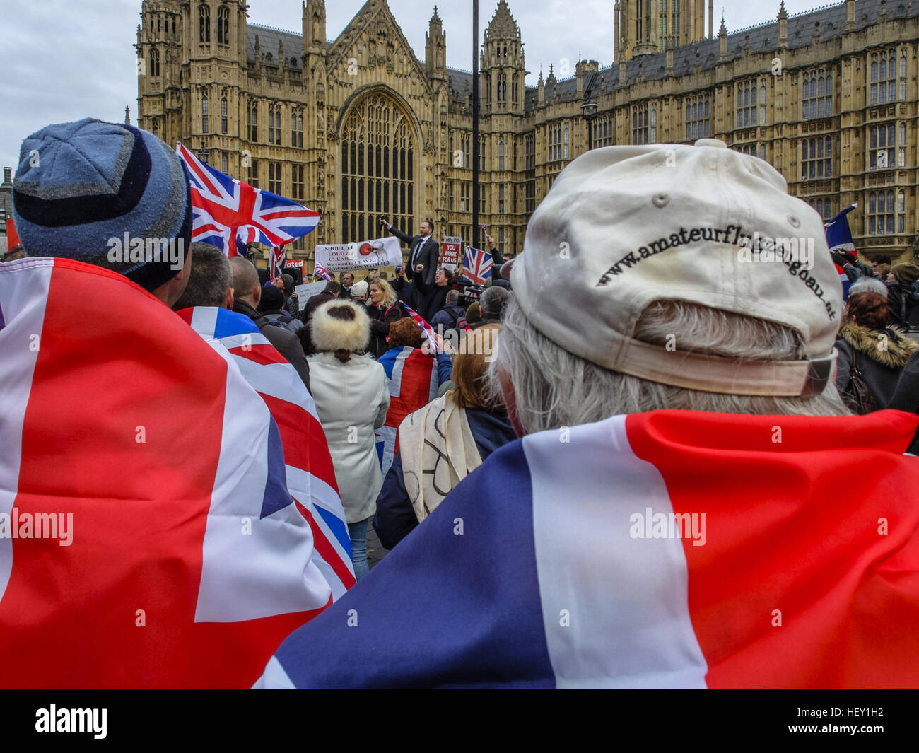 Pro Brexit sostenitori raccogliere nella parte anteriore del case del Parlamento allo scopo di protestare contro il loro scontento per le incertezze circa la Brexit. Essi hanno anche rilasciato un avvertimento al Primo Ministro. Dotato di: atmosfera dove: Londra, Regno Unito quando: 23 Foto Stock