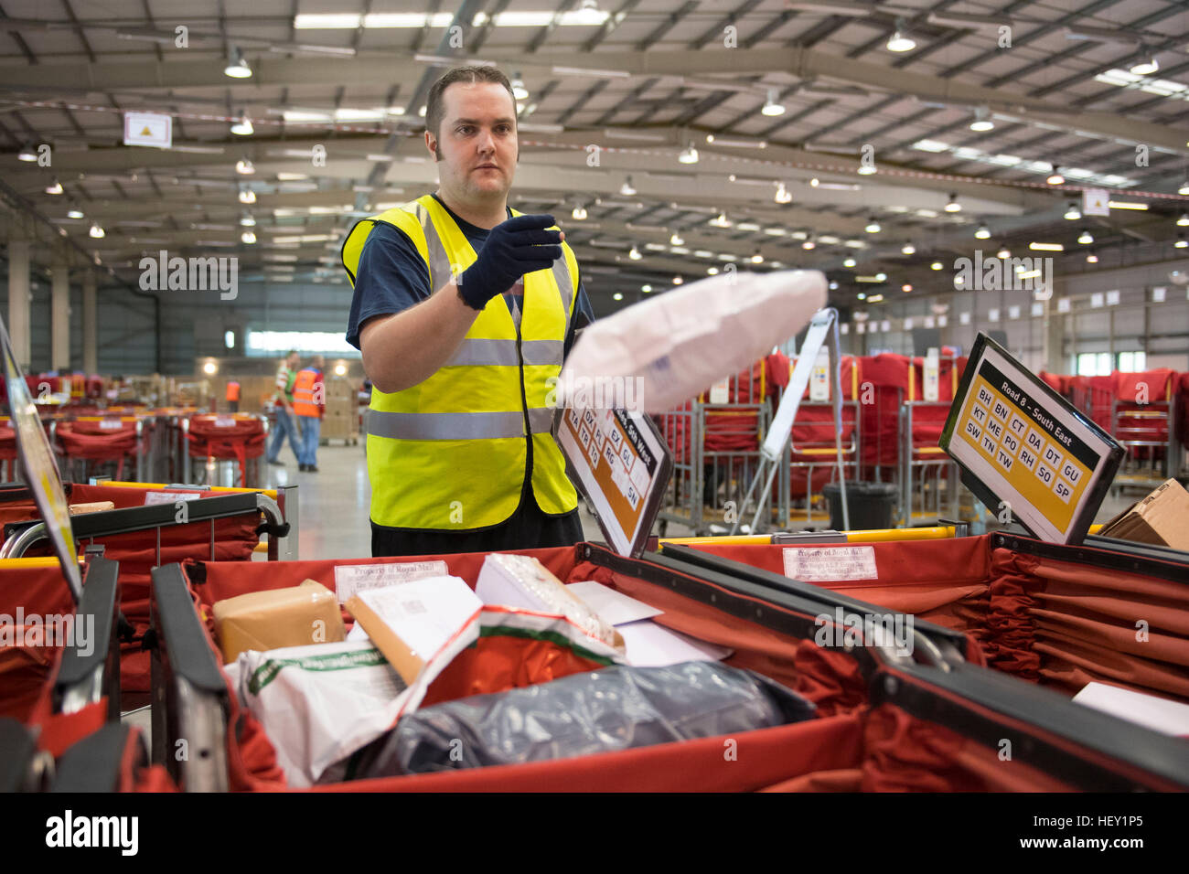 Royal Mail Natale lavoratori temp processo posta di Natale presso il Royal Mail Natale ufficio di smistamento a Llantrisant, nel Galles del Sud, Regno Unito. Foto Stock