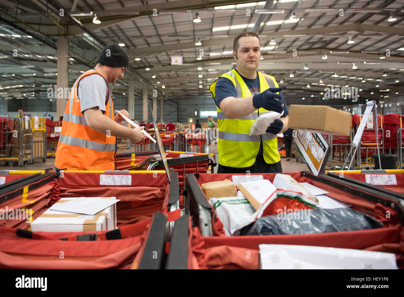 Royal Mail Natale lavoratori temp processo posta di Natale presso il Royal Mail Natale ufficio di smistamento a Llantrisant, nel Galles del Sud, Regno Unito. Foto Stock