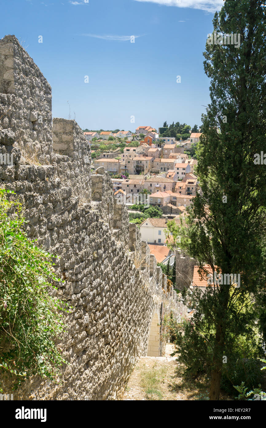 Le mura della città e merlature e vedute che si affacciano sul centro storico della citta di Hvar, sull'isola di Hvar in Croazia. Foto Stock