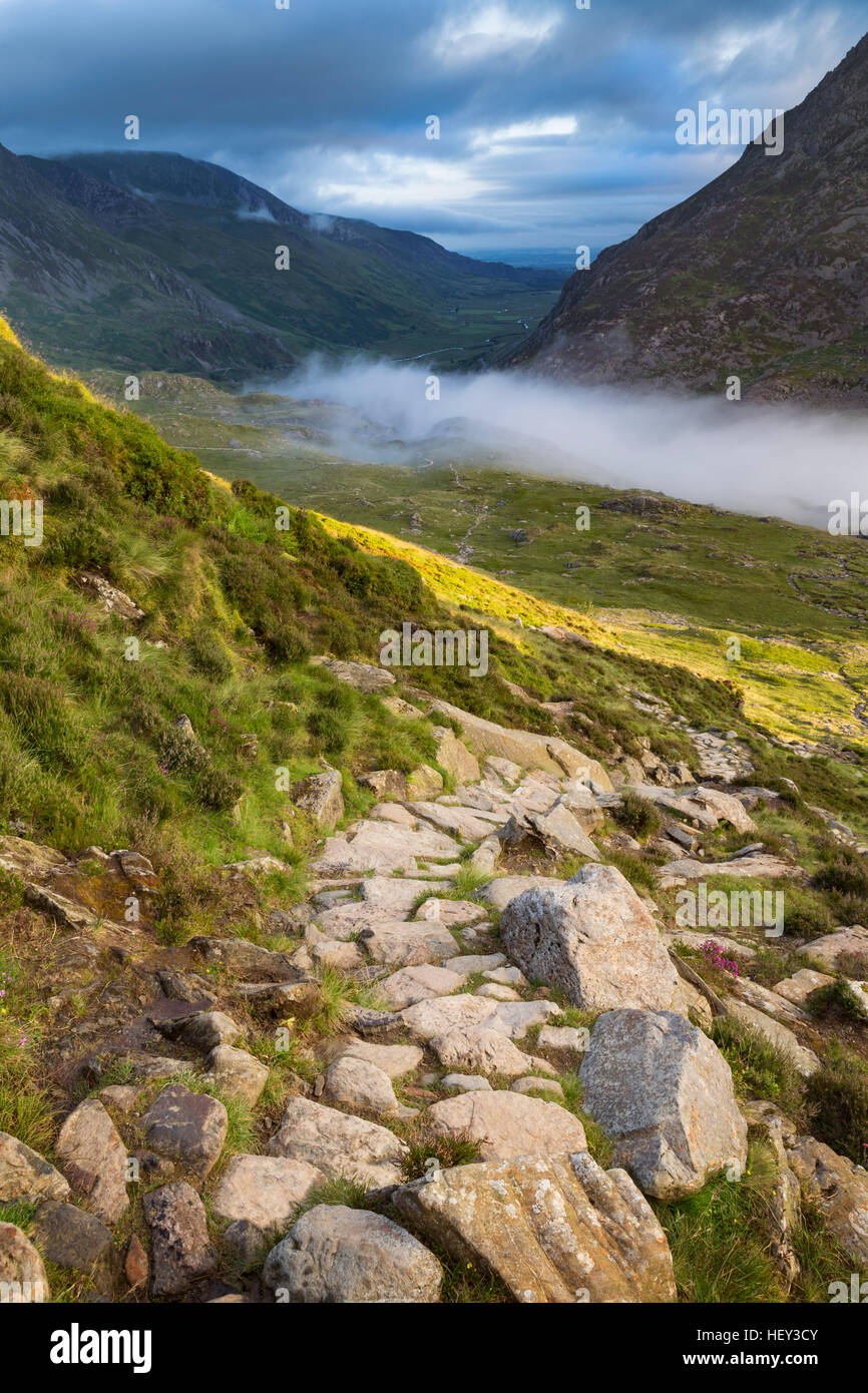 Un percorso di pietra conduce fino alla montagna di Llyn Bochlwyd, Snowdonia. Foto Stock