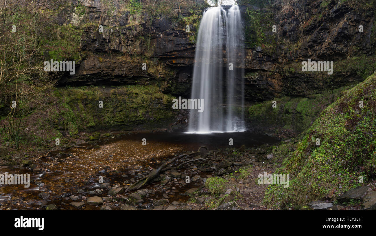 Henrhyd Falls, Sgwd Henrhyd, è la cascata più alta nel Galles del Sud. Il Nant Llech scende oltre il macigno noto come addio Rock. Foto Stock