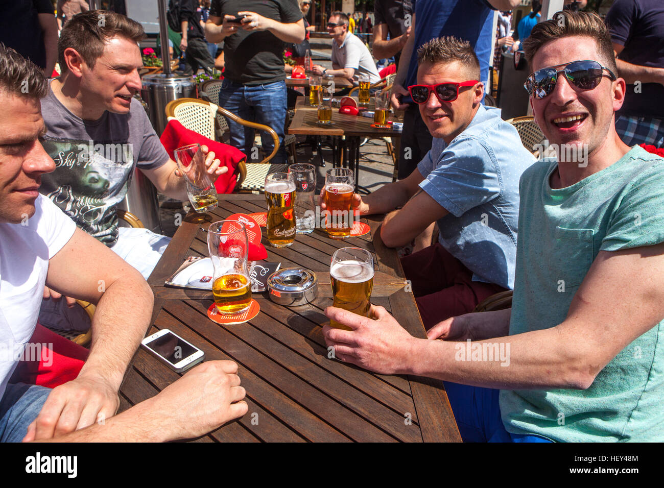 Turisti di Praga, gente che beve birra in Piazza San Venceslao, Praga, Repubblica Ceca amici di Praga Foto Stock