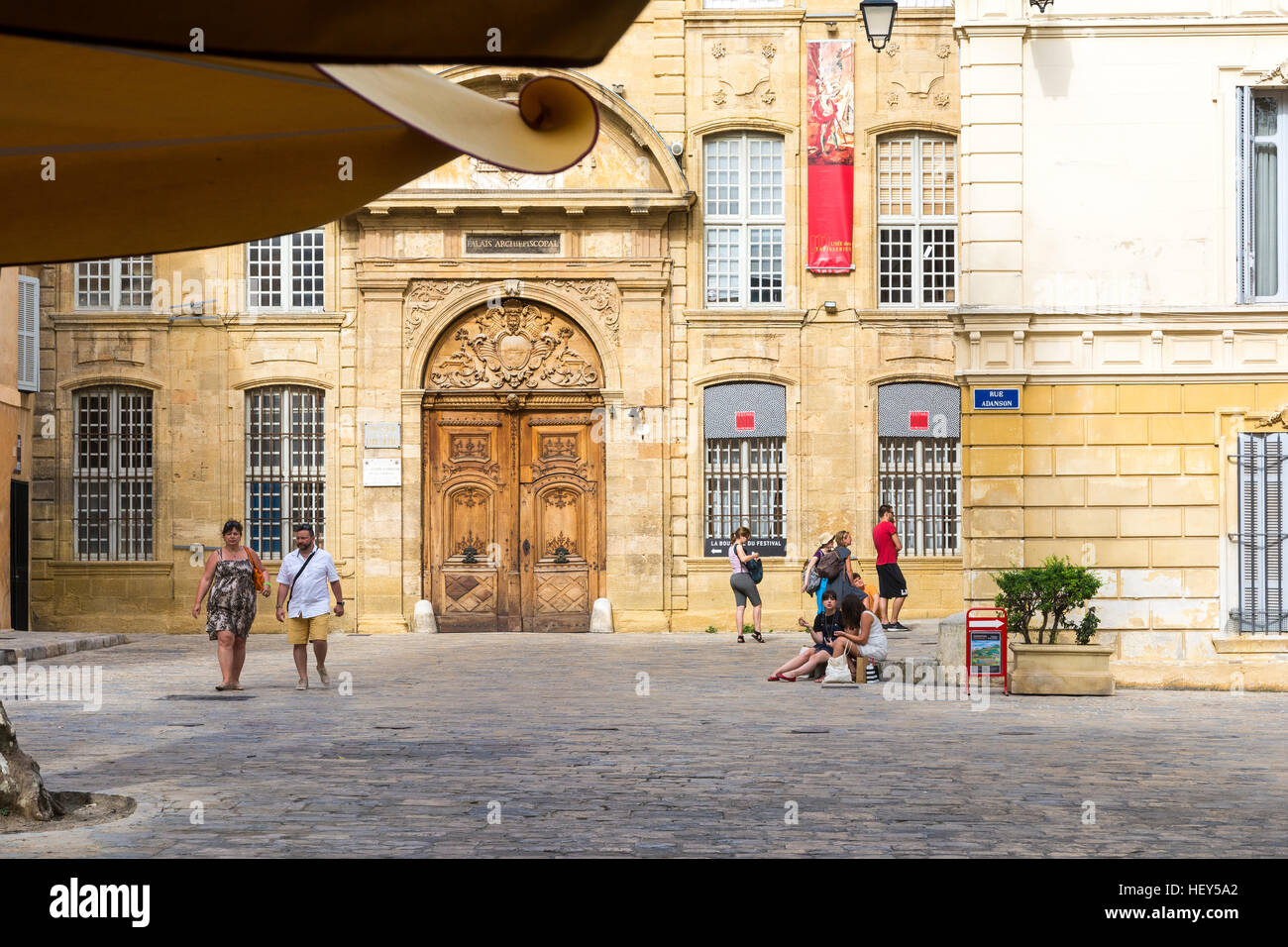Aix en provence,France-August 9,2016:persone e passeggiata turistica e ammirare il museo della tappezzeria durante una giornata di sole. Foto Stock
