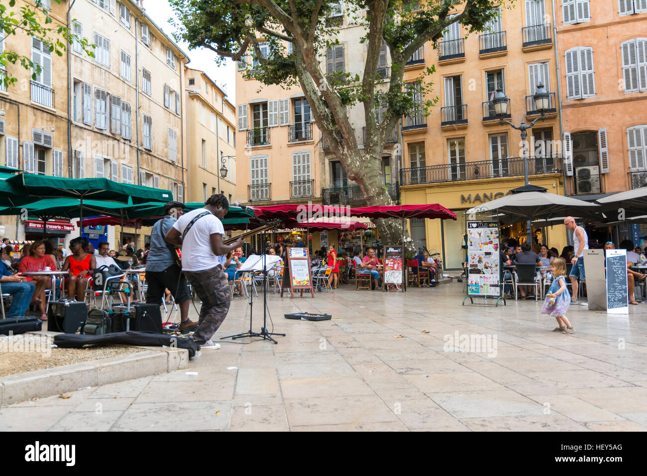 Aix en provence,France-August 9,2016:una banda è la riproduzione per il pubblico di Aix en provence che appoggio in barre durante un giorno d'estate. Foto Stock