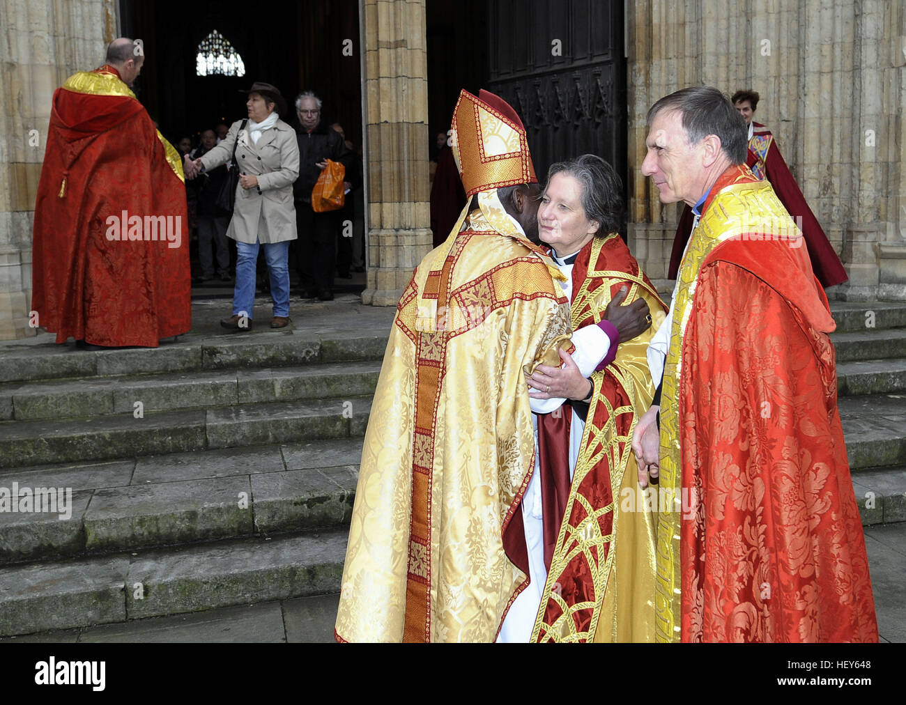 Il decano della cattedrale di York Minster Vivienne Faull è abbracciata dall arcivescovo di York Dr John Sentamu (sinistra) come lasciano York Minster seguenti il giorno di Natale del servizio in cui le campane è rimasto in silenzio per la prima volta in oltre 650 anni dopo il saccheggio della campana di suonerie. Foto Stock