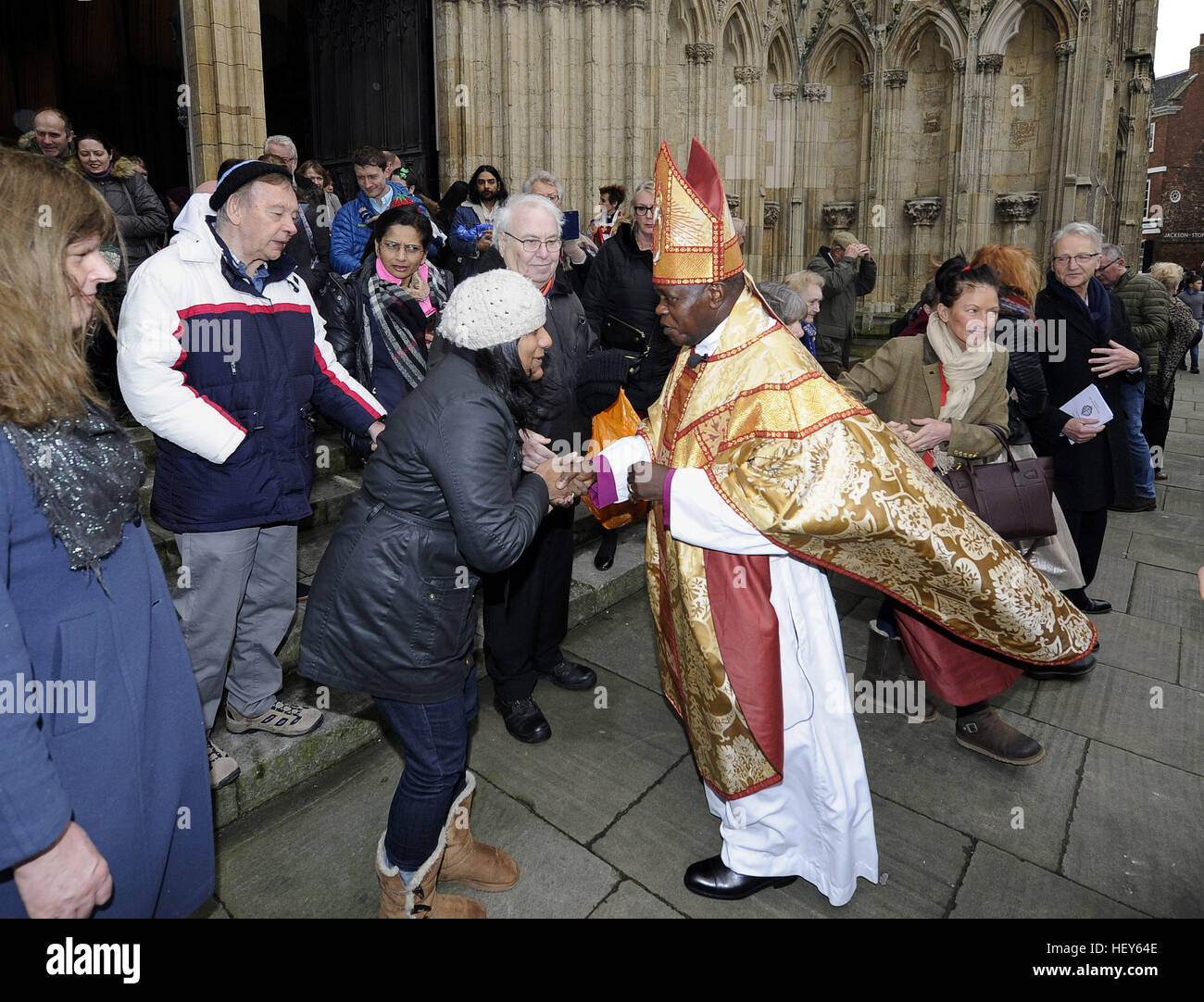 L arcivescovo di York Dr John Sentamu incontra i membri della congregazione come egli lascia York Minster seguenti il giorno di Natale del servizio in cui le campane è rimasto in silenzio per la prima volta in oltre 650 anni dopo il saccheggio della campana di suonerie. Foto Stock