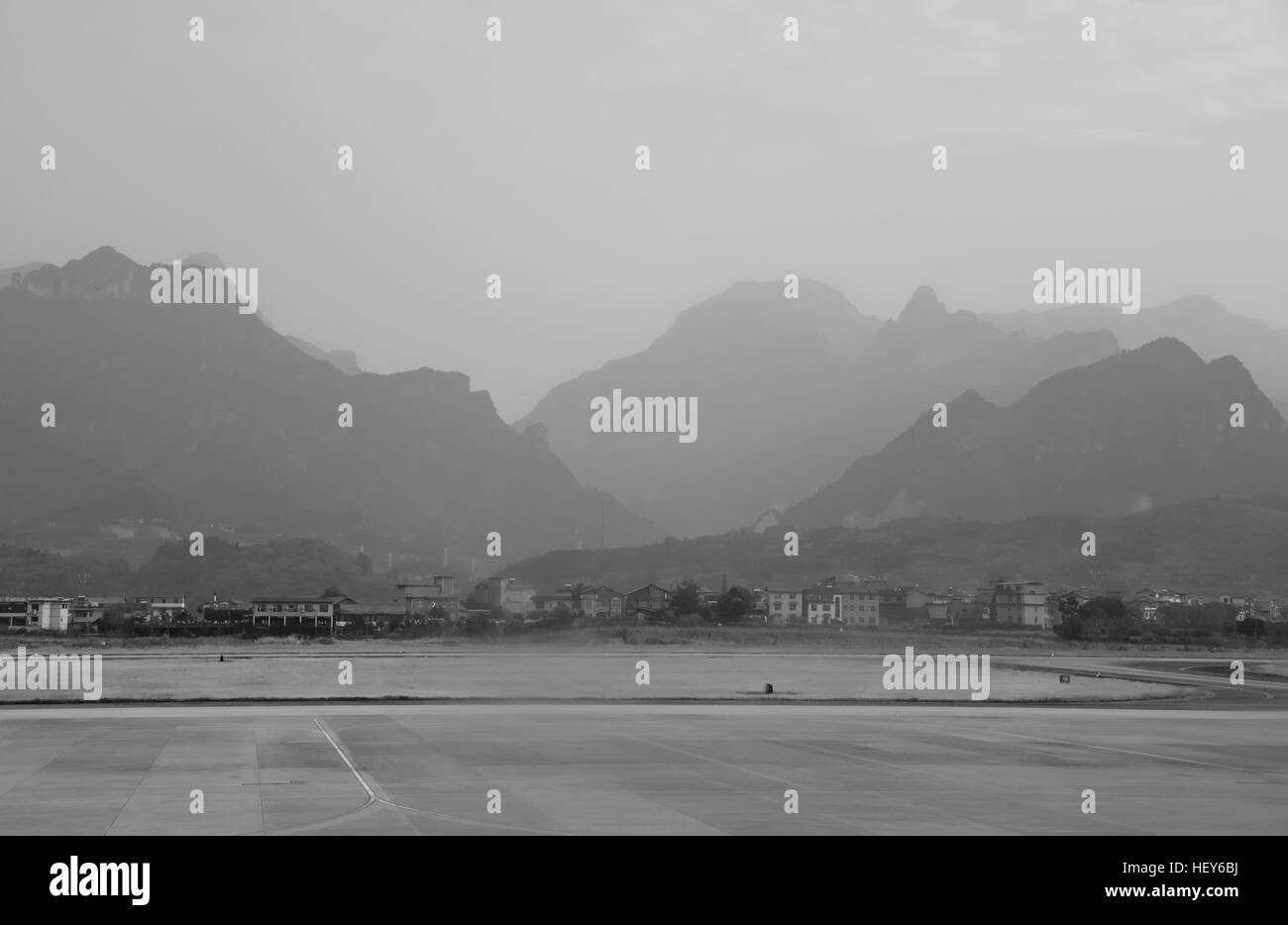 Una foto in bianco e nero delle montagne di tianmen o Tianmen shan salendo intorno alla pista di Zhangjiajie airport nella provincia del Hunan in Cina. Foto Stock