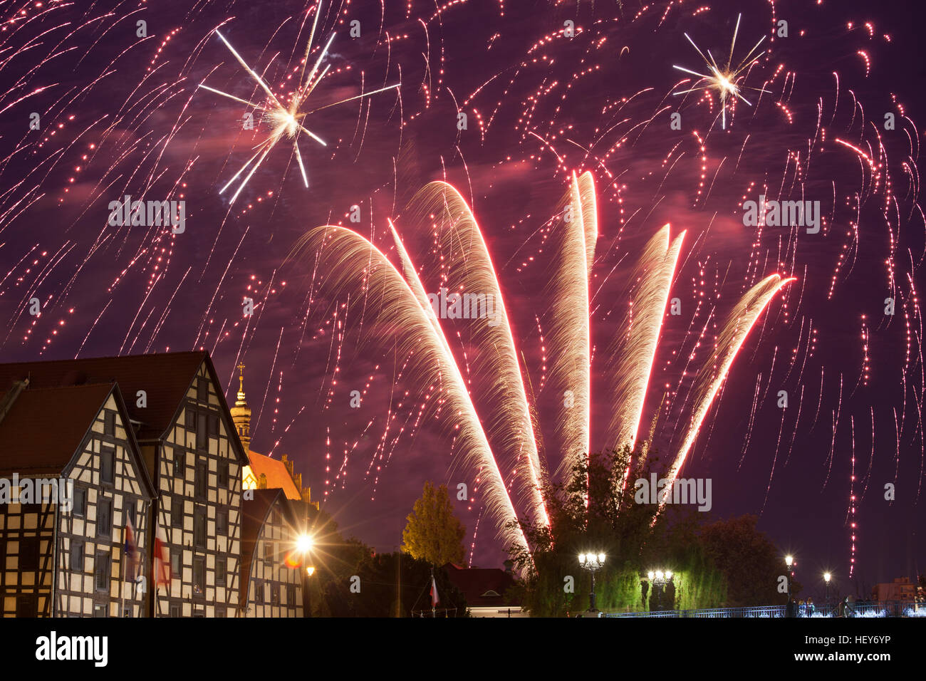 Holiday fuochi d'artificio nella città di Bydgoszcz (Polonia), il vecchio granaio sulla sinistra Foto Stock