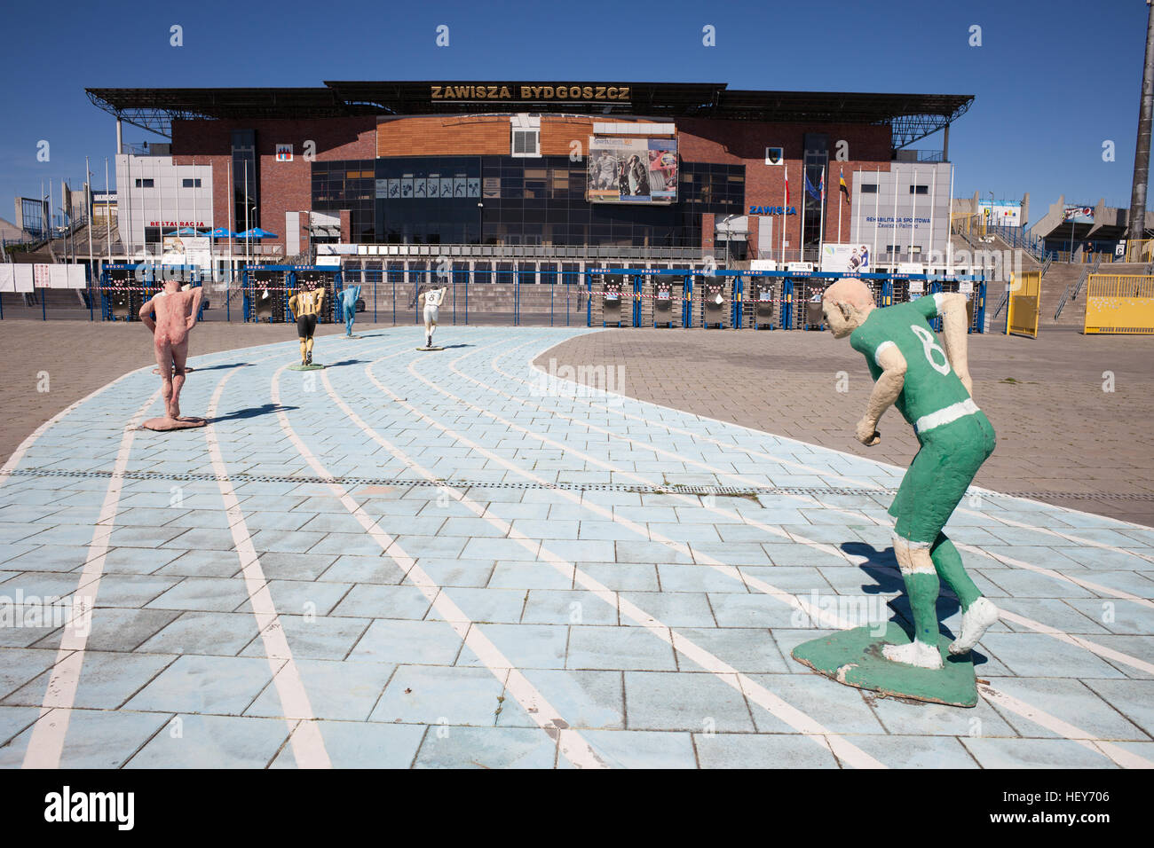 Zawisza Stadium di Bydgoszcz (Polonia), piazza con corsie e sculture di guide di scorrimento Foto Stock