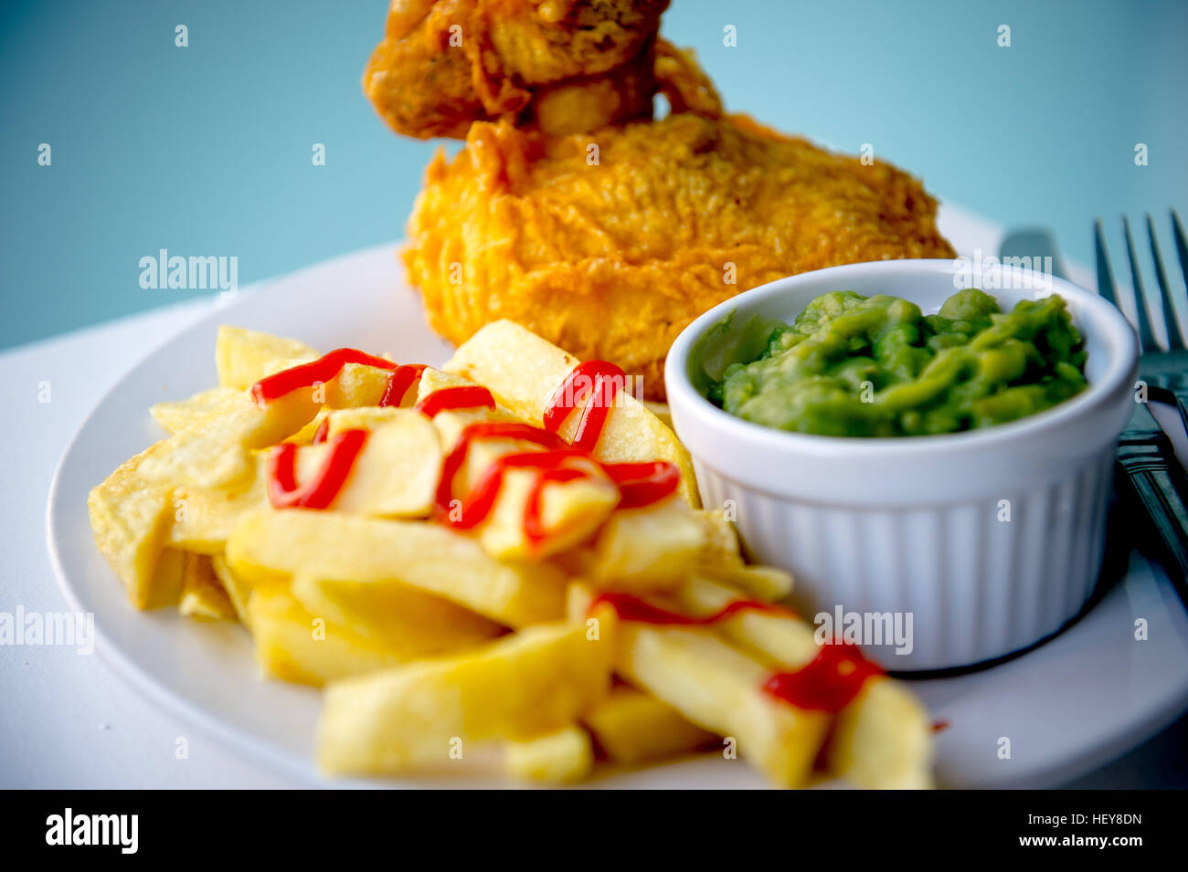 Classic pesce e patatine con fiacco piselli Foto Stock