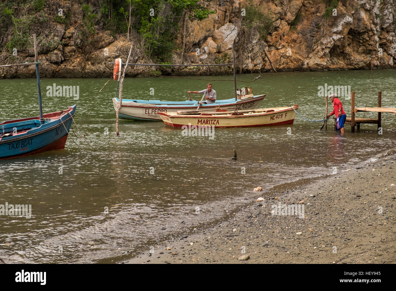 I taxi in barca sul fiume Yomuri di prendere i turisti su viaggi, Yomuri, Baracoa, Cuba Foto Stock