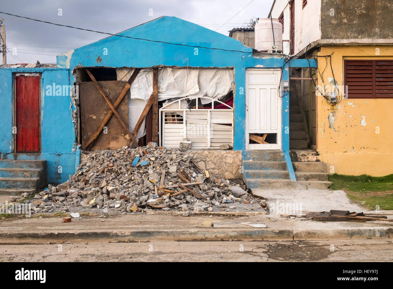 Danno strutturale provocato da appartamenti ed edifici dall uragano Mathew, Baracoa, Cuba Foto Stock