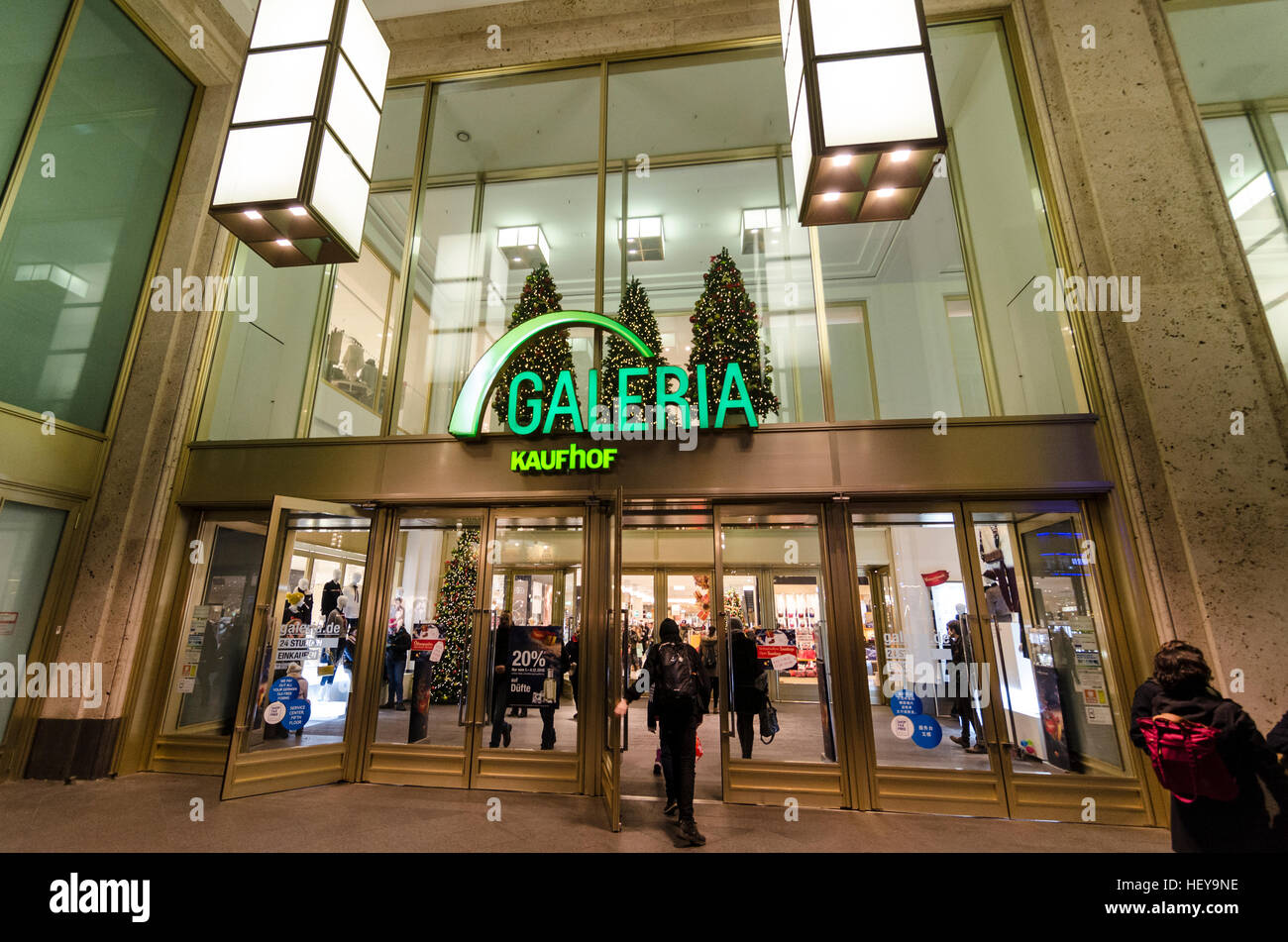 Logo e ingresso al di fuori Galeria Kaufhof; department store, negozio rivenditore. Alexanderplatz, nel quartiere Mitte di Berlino, Germania. Foto Stock