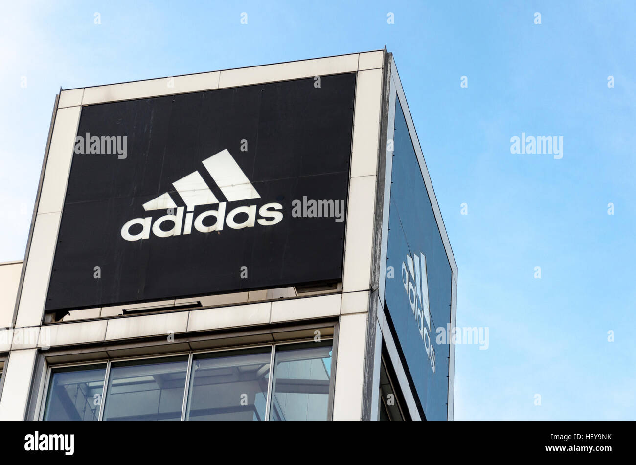 Logo Adidas al di fuori del negozio, Berlino, Germania Foto stock - Alamy