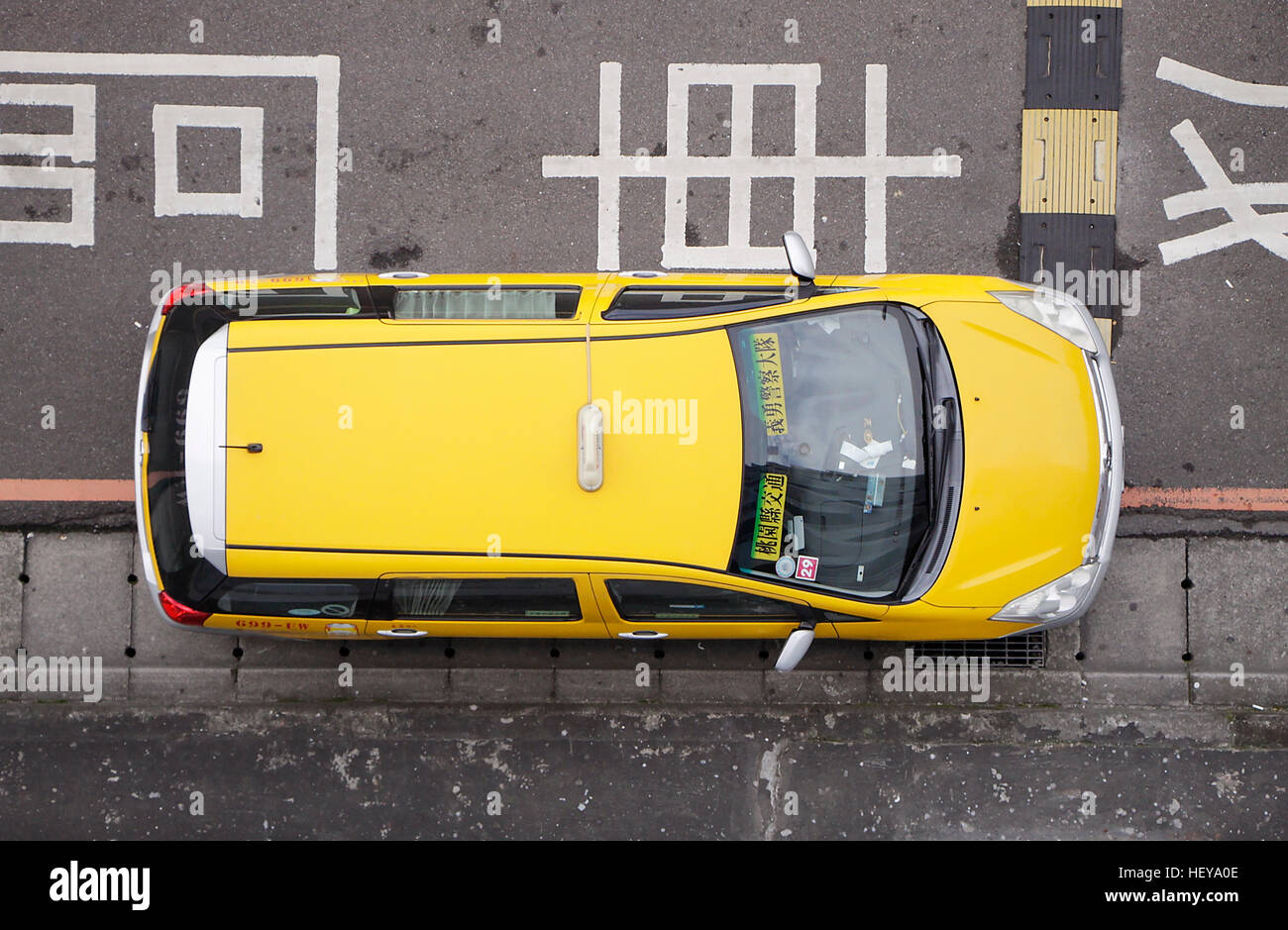Taxi parcheggiato sul lato della strada, vista dall'alto in basso. Foto Stock