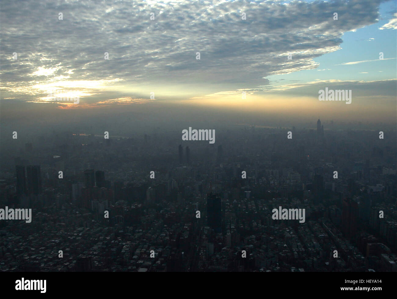 Vista in elevazione del city scape. Fascio di striature di luce da una pausa tra le nuvole. Foto Stock