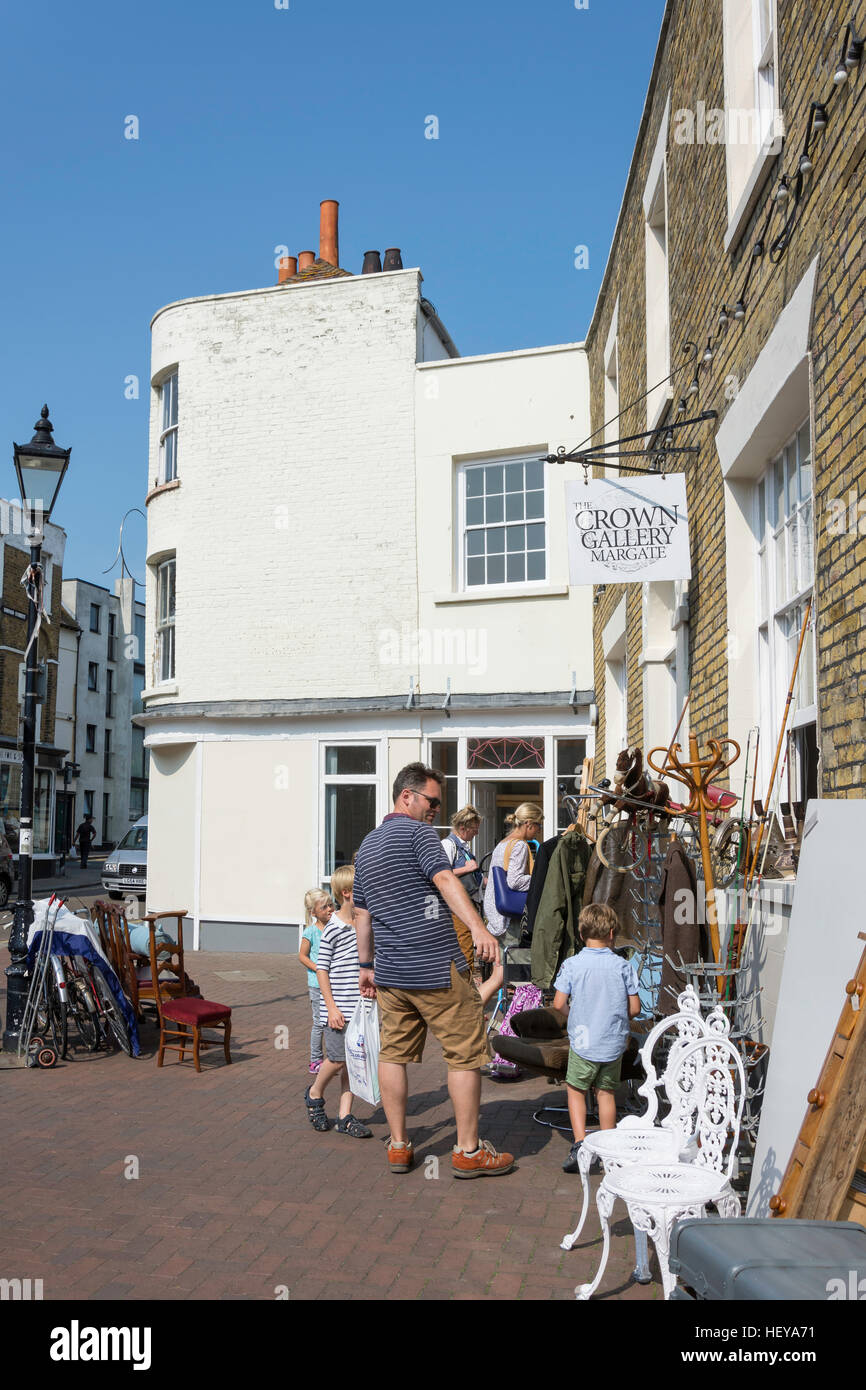 La corona Gallery negozio di antiquariato, Broad Street, Città Vecchia, Margate, Kent, England, Regno Unito Foto Stock
