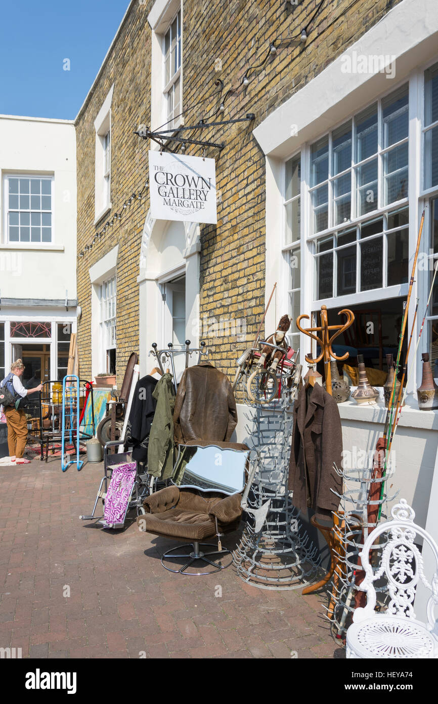 La corona Gallery negozio di antiquariato, Broad Street, Città Vecchia, Margate, Kent, England, Regno Unito Foto Stock