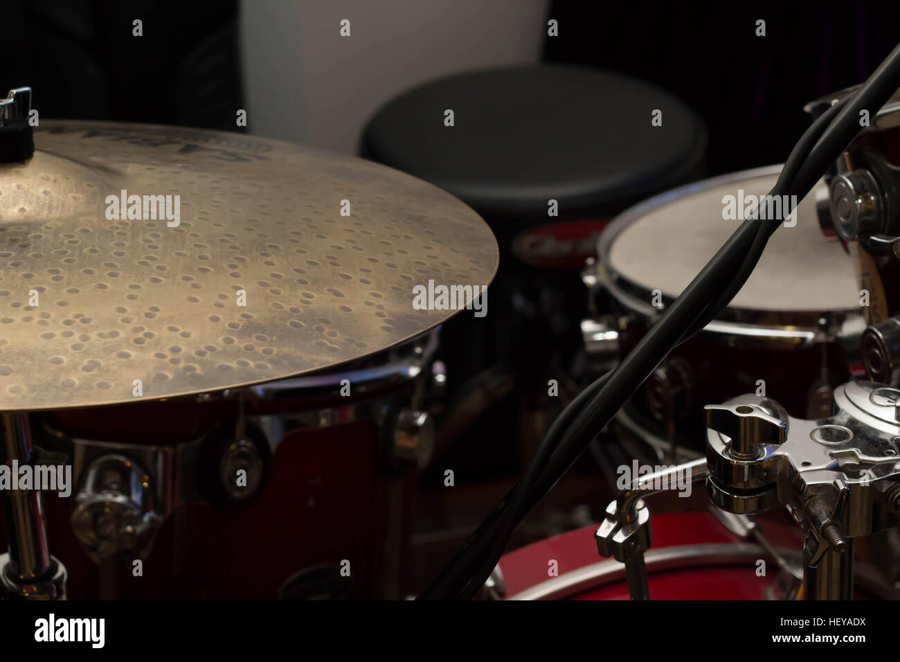 Attrezzature musicali tamburi e microfono n. persone Foto Stock