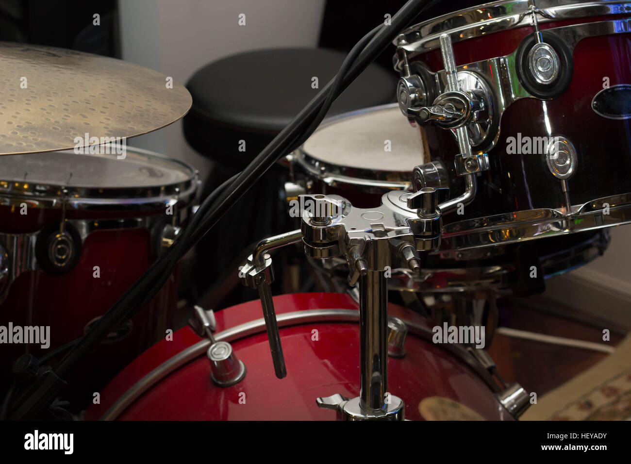 Attrezzature musicali tamburi e microfono n. persone Foto Stock