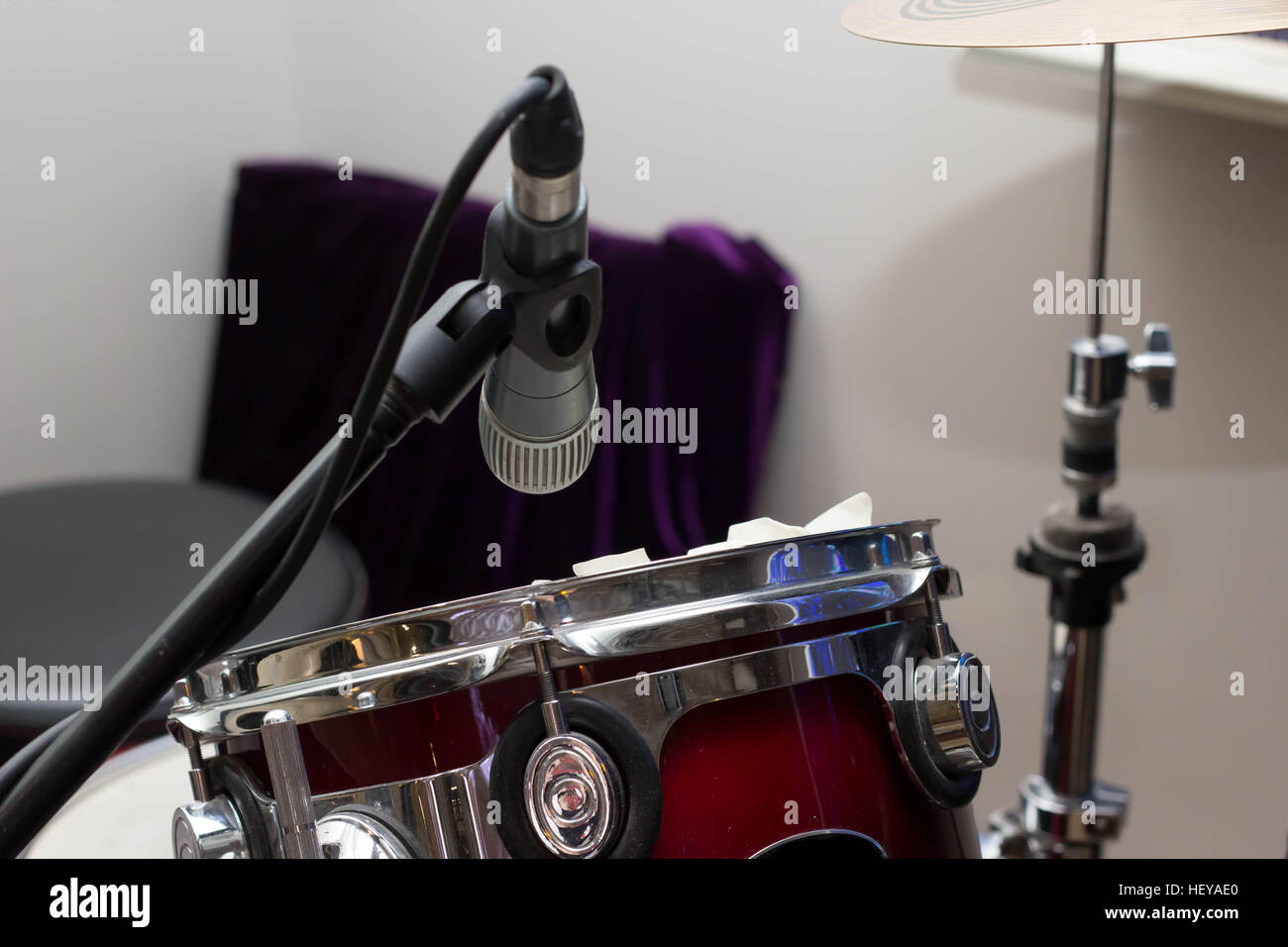 Attrezzature musicali tamburi e microfono n. persone Foto Stock