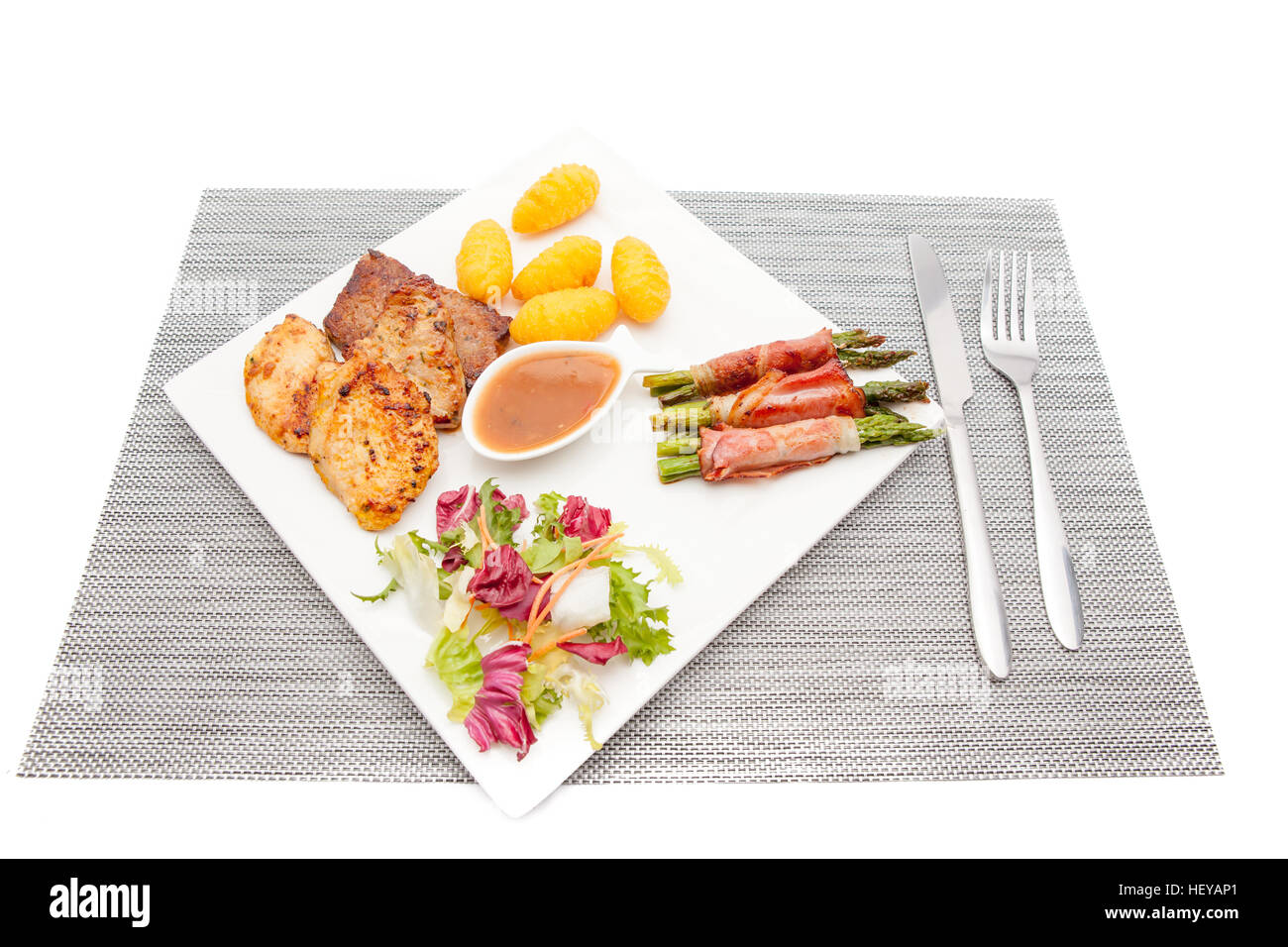 Un piatto principale di carne con salsa di pomodoro e verdure Foto Stock