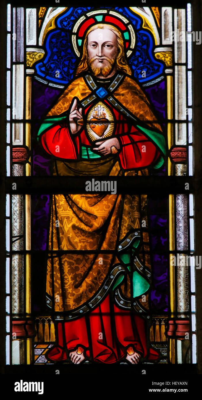 Vetrata raffigurante Gesù Cristo e al Sacro Cuore, nella Cattedrale di Saint Bavo a Gand, Fiandre, in Belgio. Foto Stock