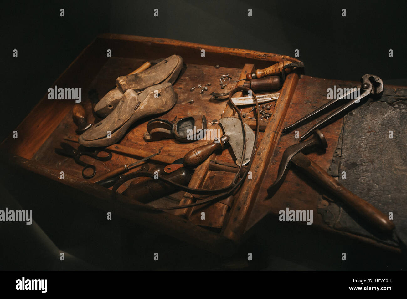 Scarpa tradizionale gli strumenti di riparazione Foto Stock