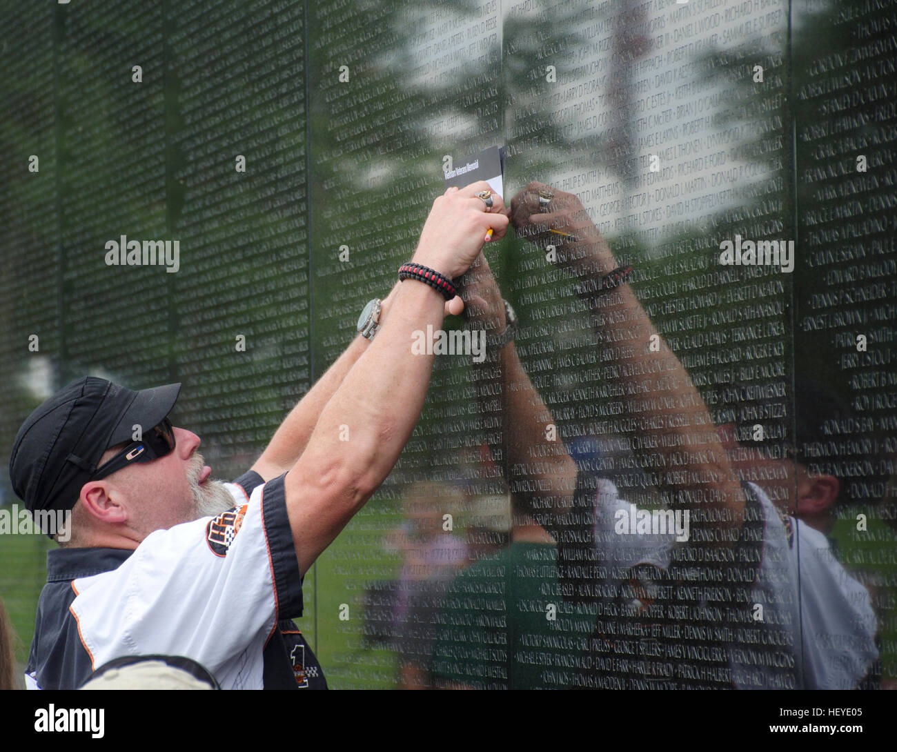 Riflessioni, le persone e gli oggetti alla parete del Vietnam Veterans Memorial a Washington, DC. Foto Stock