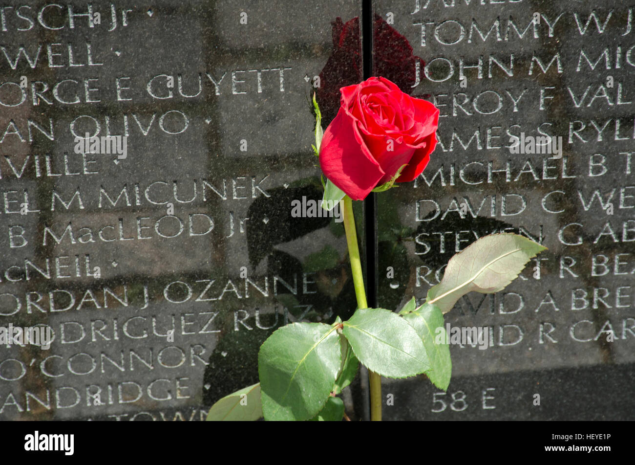 Riflessioni, le persone e gli oggetti alla parete del Vietnam Veterans Memorial a Washington, DC. Foto Stock