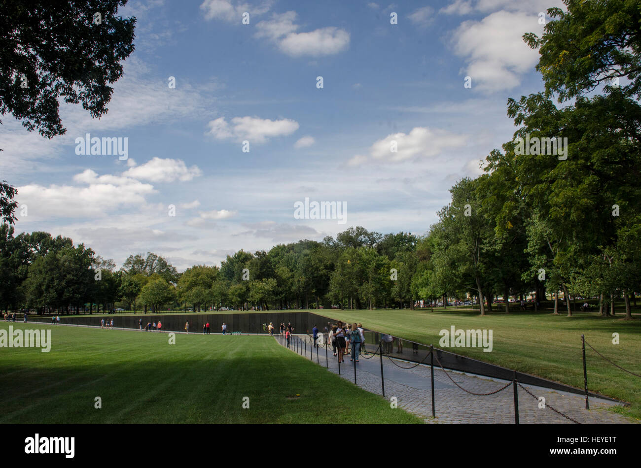 Riflessioni, le persone e gli oggetti alla parete del Vietnam Veterans Memorial a Washington, DC. Foto Stock