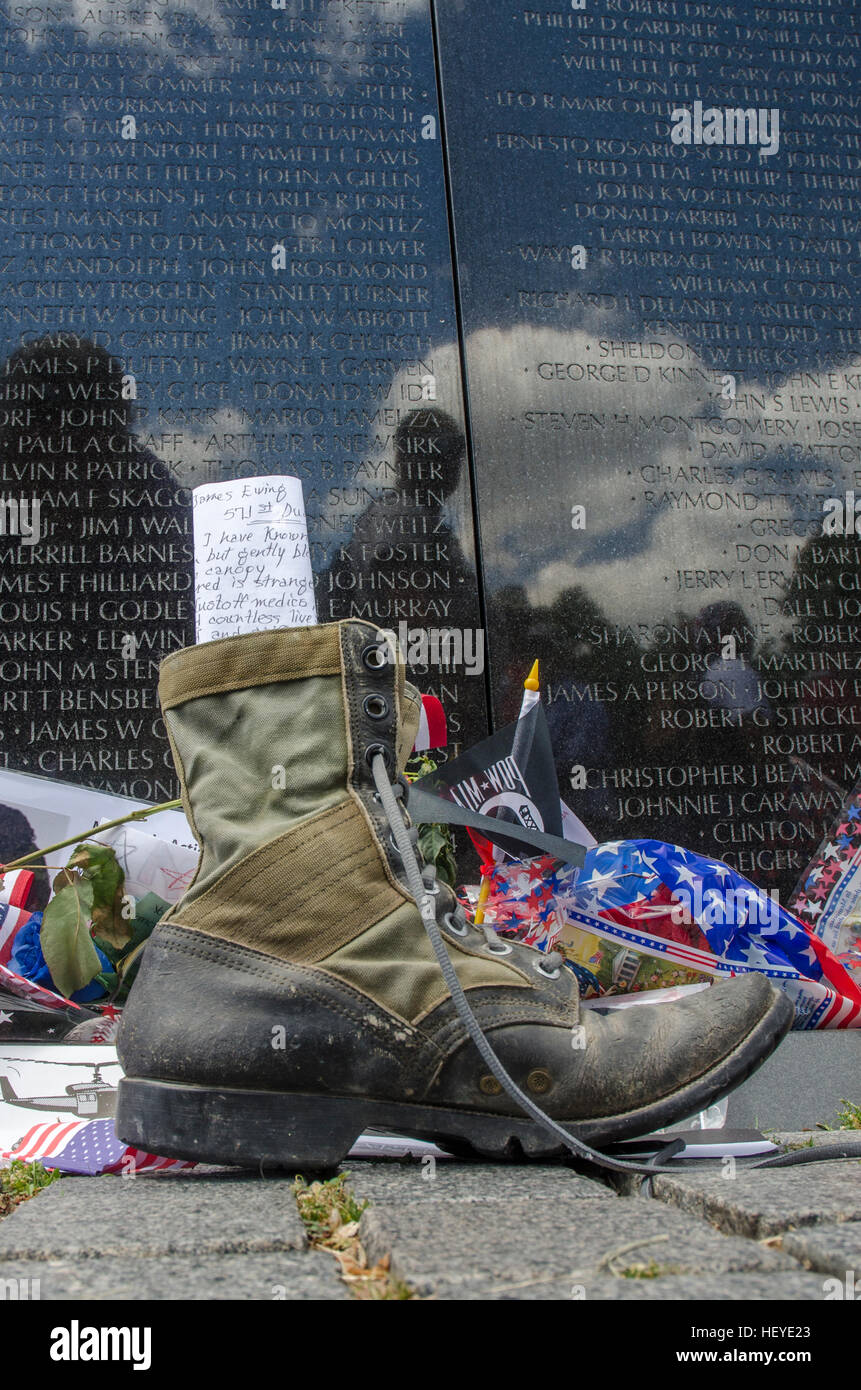 Riflessioni, le persone e gli oggetti alla parete del Vietnam Veterans Memorial a Washington, DC. Foto Stock