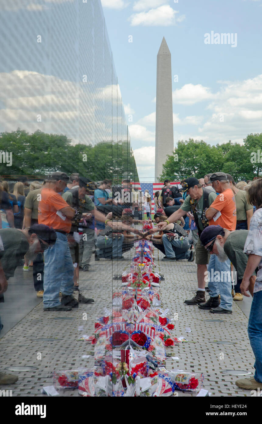 Riflessioni, le persone e gli oggetti alla parete del Vietnam Veterans Memorial a Washington, DC. Foto Stock