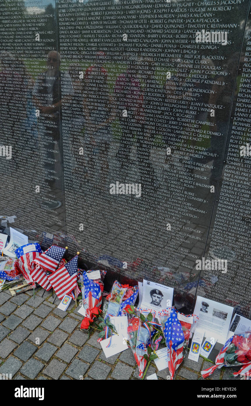 Riflessioni, le persone e gli oggetti alla parete del Vietnam Veterans Memorial a Washington, DC. Foto Stock