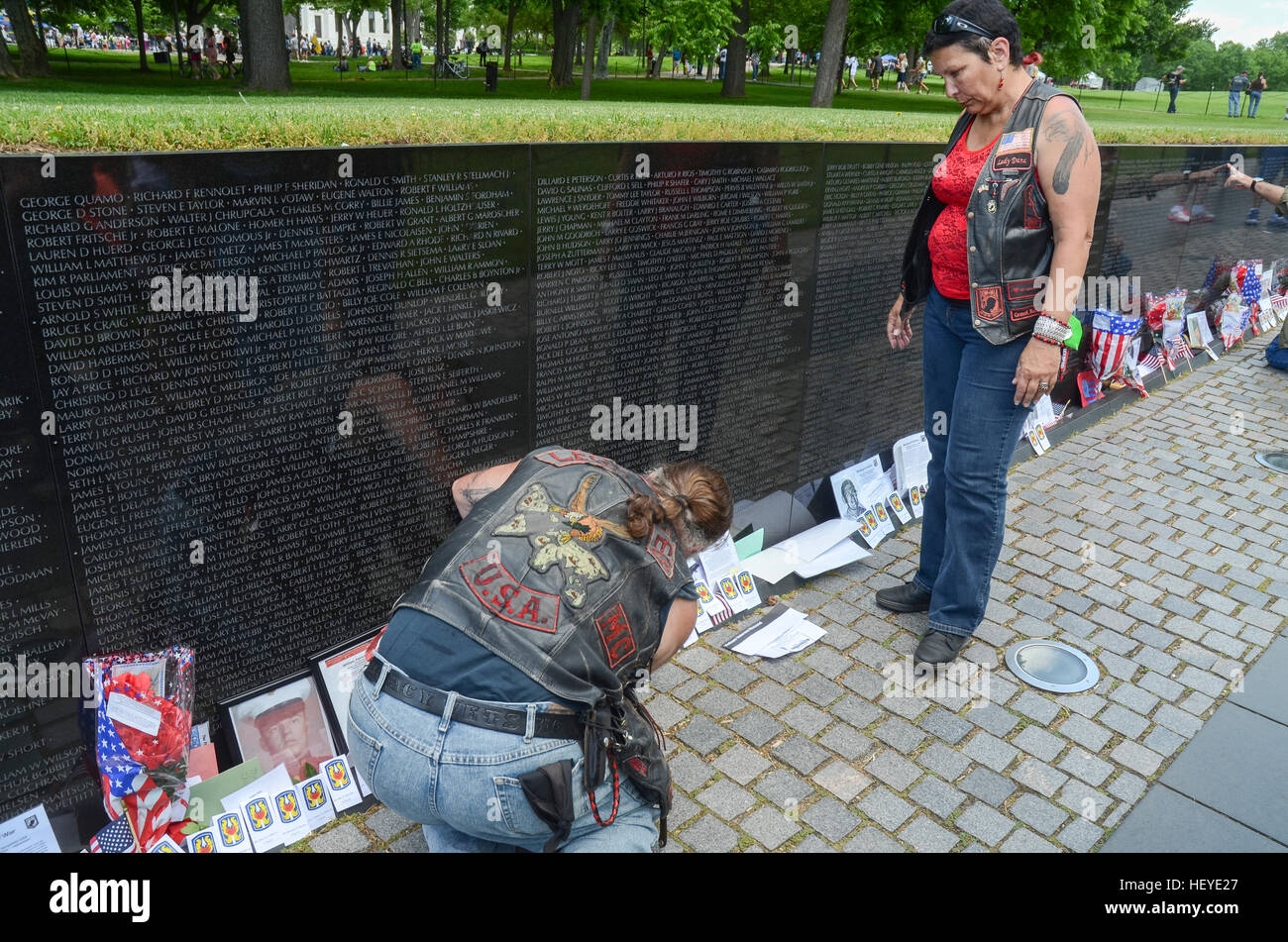 Riflessioni, le persone e gli oggetti alla parete del Vietnam Veterans Memorial a Washington, DC. Foto Stock