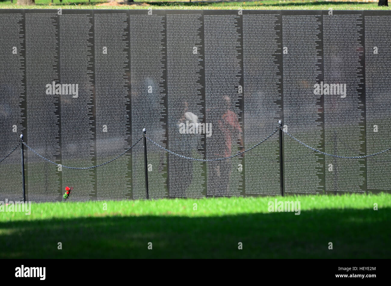 Riflessioni, le persone e gli oggetti alla parete del Vietnam Veterans Memorial a Washington, DC. Foto Stock