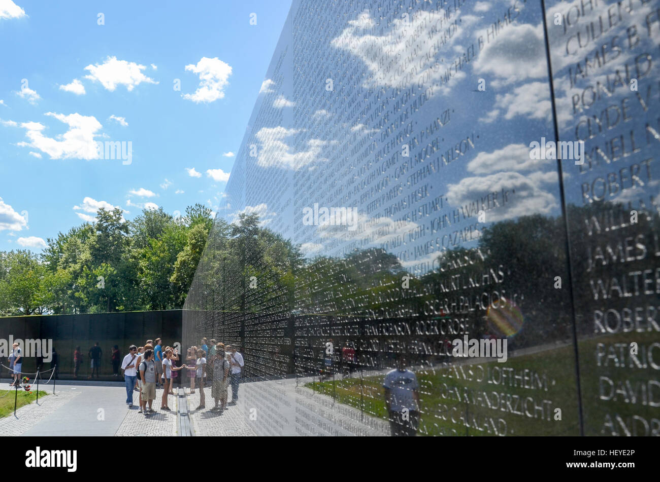 Riflessioni, le persone e gli oggetti alla parete del Vietnam Veterans Memorial a Washington, DC. Foto Stock