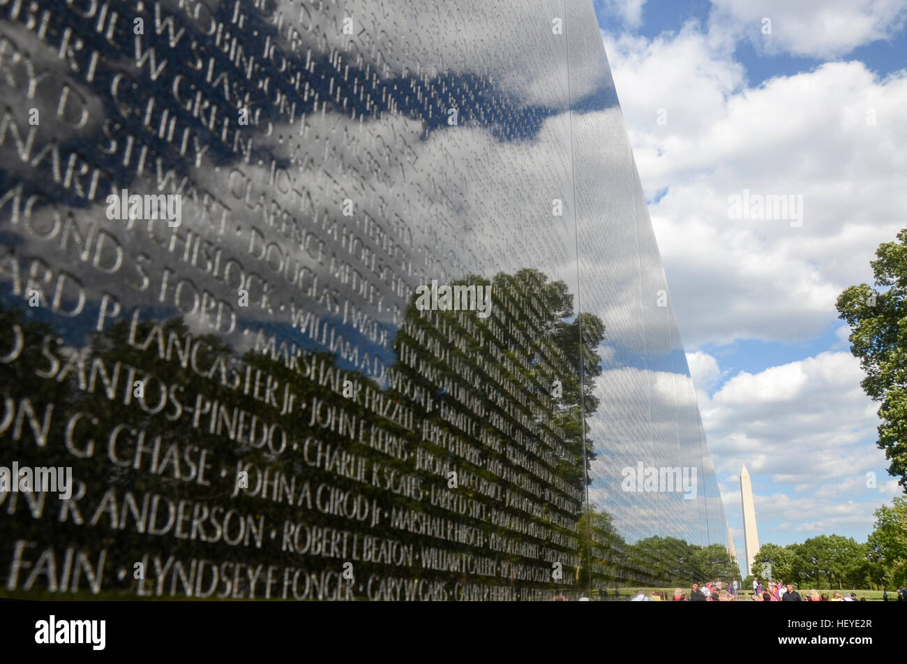 Le nuvole e il cielo si riflettono nella parete del Vietnam Veterans Memorial a Washington, DC. Foto Stock