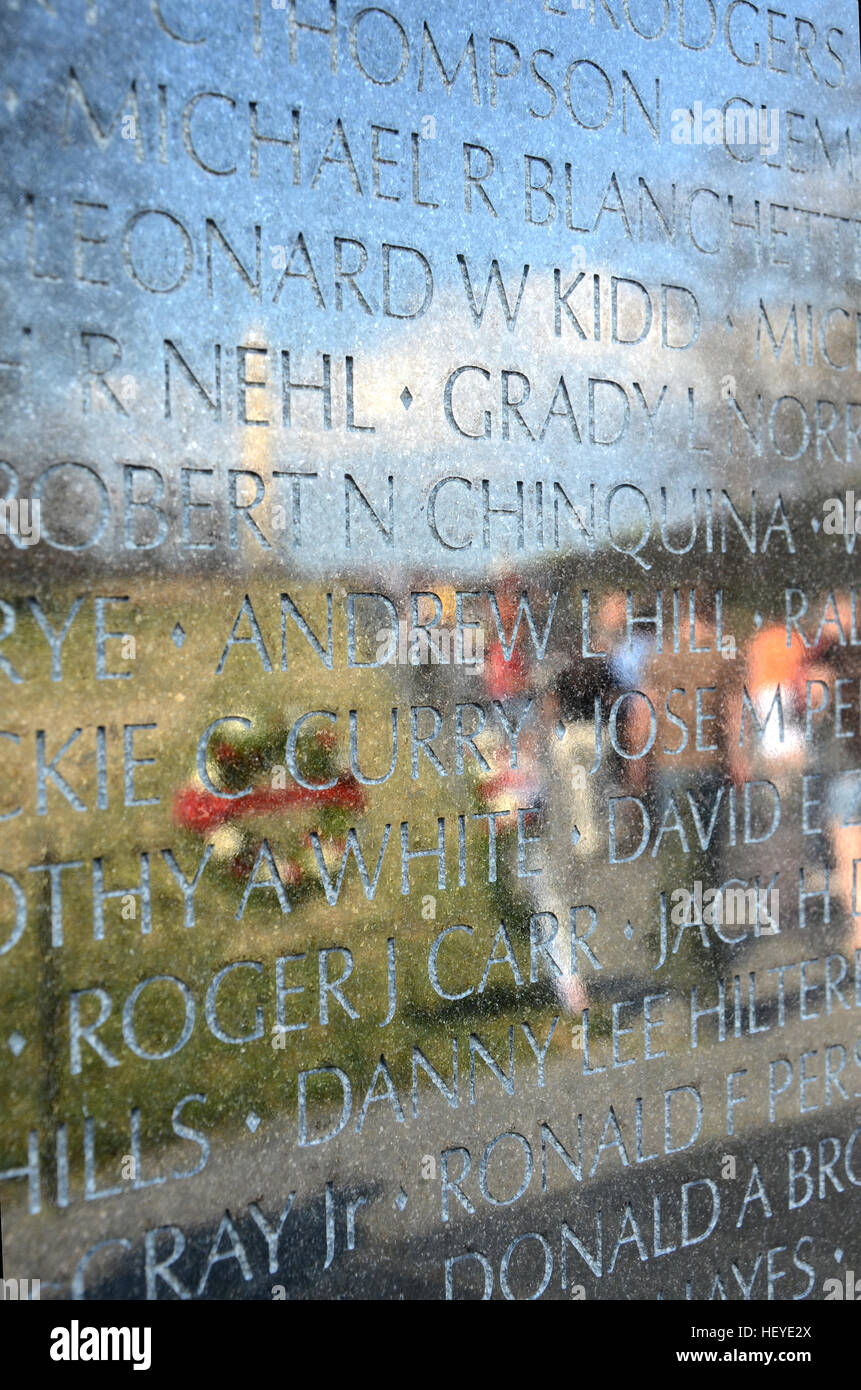 I nomi scolpiti e riflessi nella parete del Vietnam Veterans Memorial a Washington, DC. Foto Stock