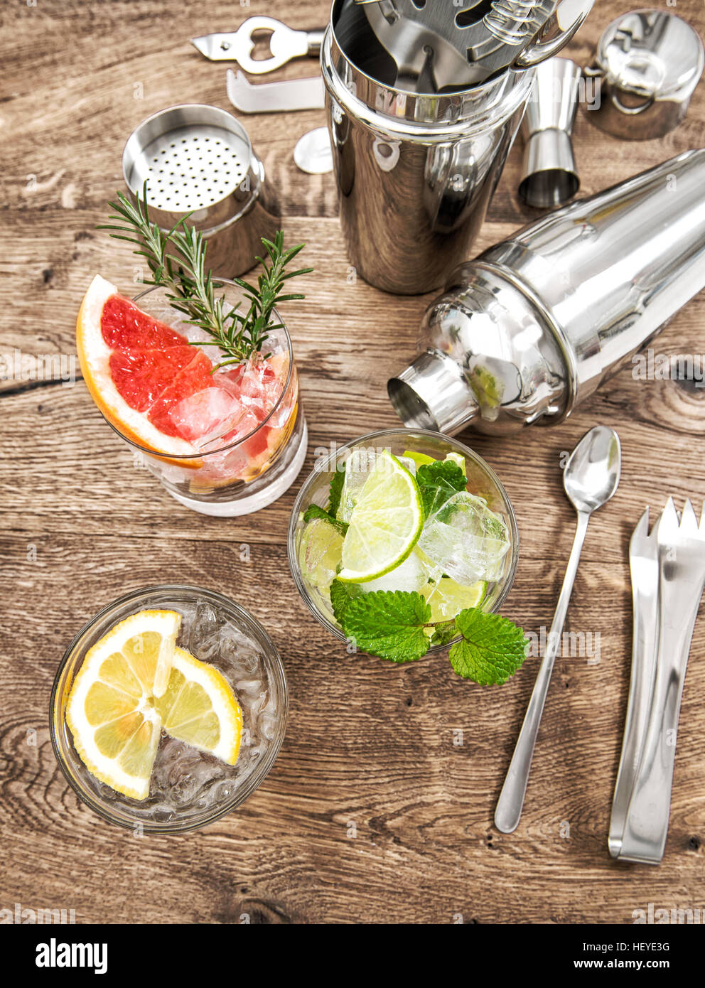 Cocktail di frutta e ghiaccio. Drink Bar la produzione di attrezzi. Vacanze a cibo e bevande Foto Stock