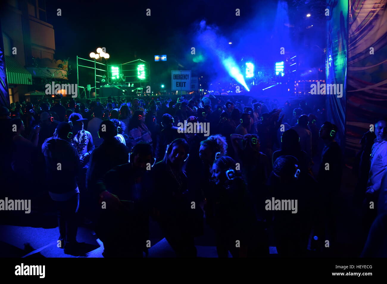 La disattivazione dei suoni esperienza discoteca silenziosa a San Diego Mardi Gras celebrazione nella lampada a gas del Distretto di San Diego, California. Foto Stock