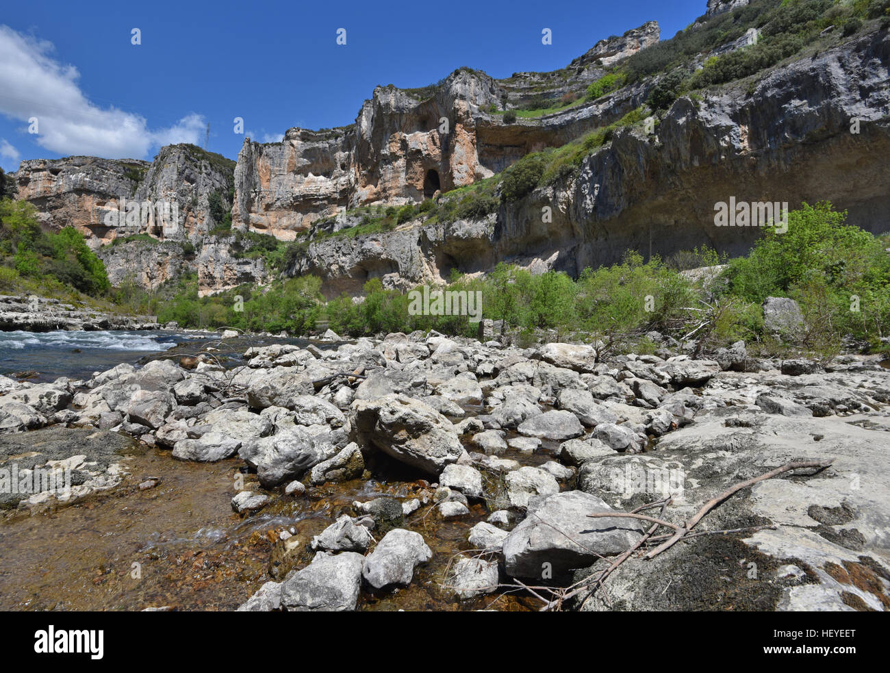 La profonda gola di Lumbier è stato creato dal fiume Irati ai piedi della Sierra de Leire. Foto Stock