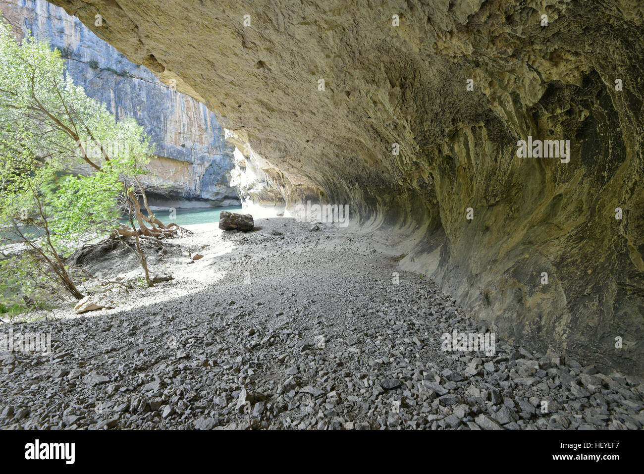 Grotta rocciosa formazione nel famoso canyon spagnolo Foz de Lumbier Foto Stock